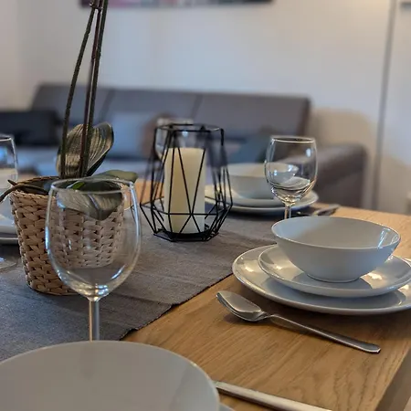 Moderne Ferienwohnung Fuer Bis Zu 6 Personen - Netflix, Ps4, Zentrumsnaehe Und Mehr In Celle Exterior foto